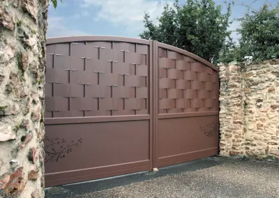 portail brun aluminium sur-mesure en alsace