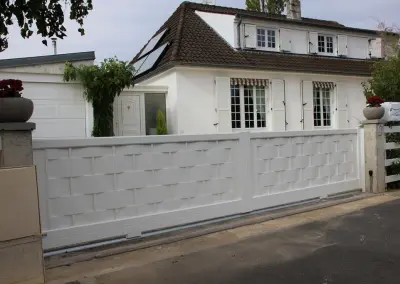 portail blanc aluminium motorisé