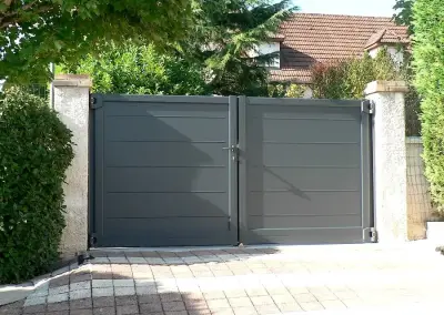 portail-aluminium-sur-mesure-battant